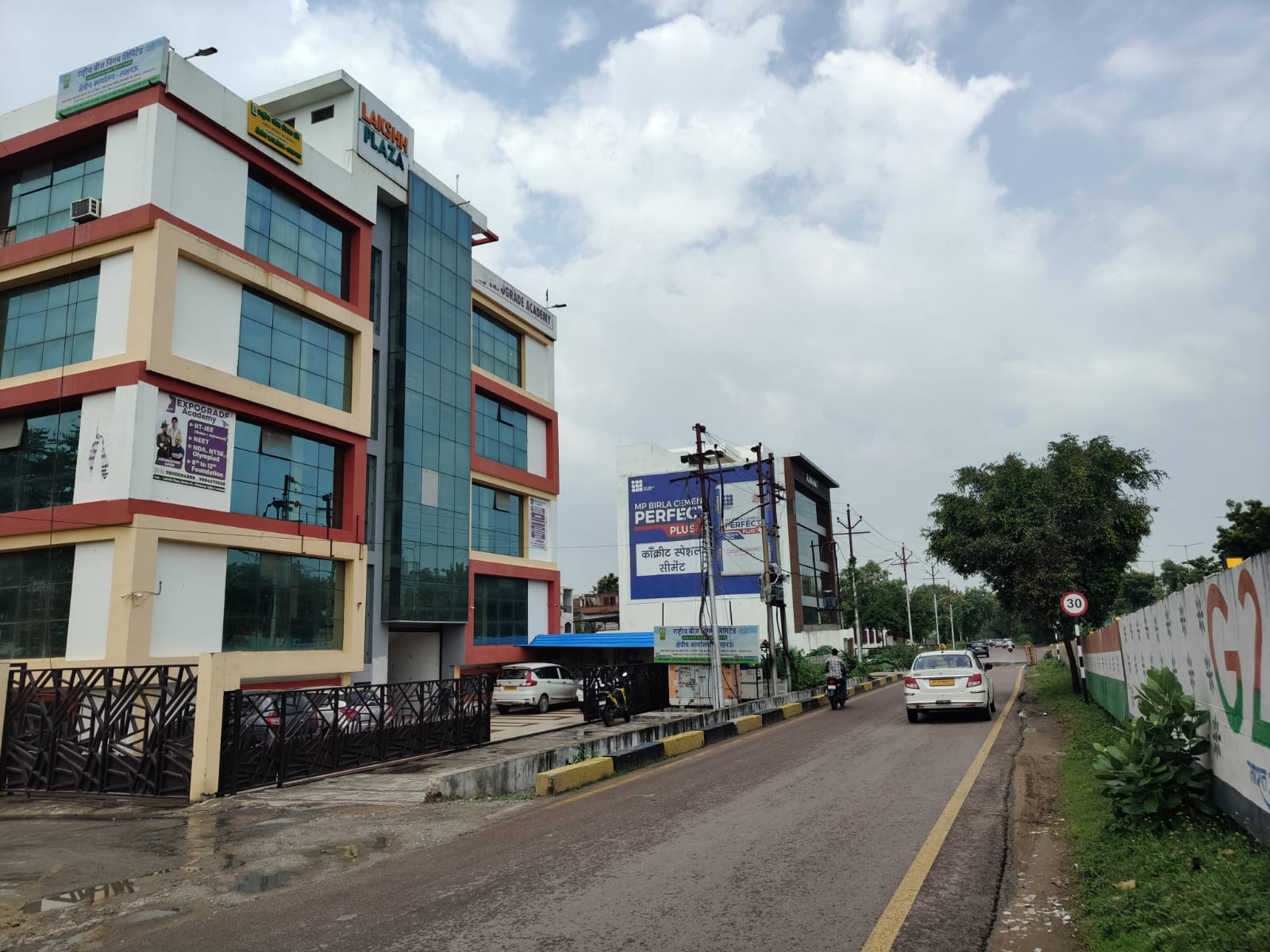 Commercial Property for Rent in Vrindavan Yojna Lucknow – LAKSHH PLAZA on Shaheed Path