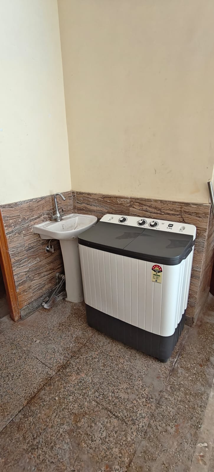 PG & 1 BHK available for Girls &Boys in Greater Noida