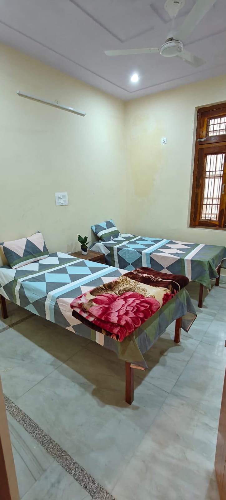 PG & 1 BHK available for Girls &Boys in Greater Noida